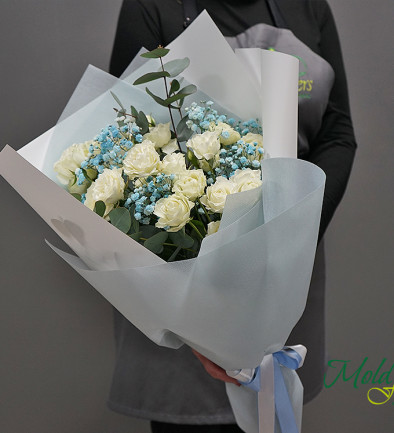 Bouquet of white shrub roses and gypsophila photo 394x433